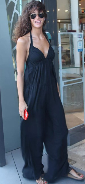 Berrak Tüzünataç'ın AVM stili dikkat çekti!